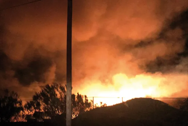 Arrasa incendio con recicladora