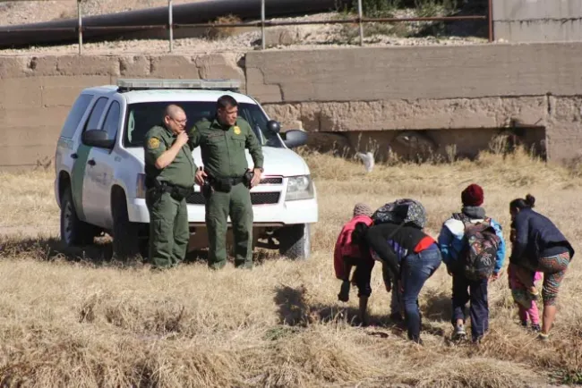 Cien migrantes se entregan a la Patrulla Fronteriza en El Paso