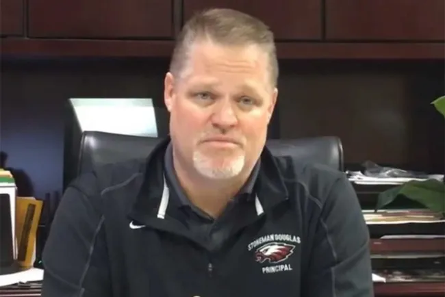 Renuncia director de escuela que sufrió matanza en Florida