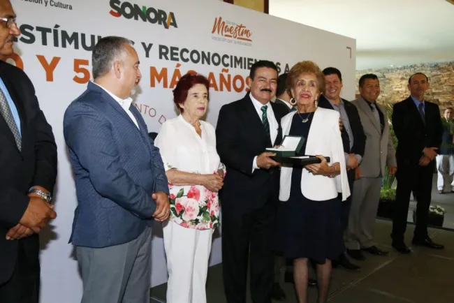 Reciben maestros reconocimientos