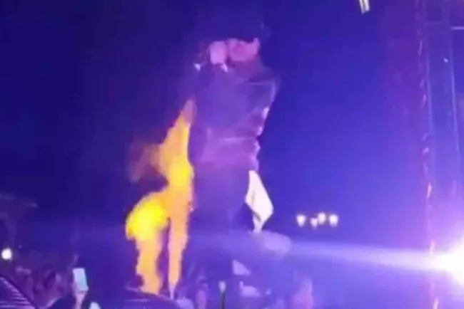 &#039;El Gallo Elizalde&#039; sufre quemaduras en pleno concierto