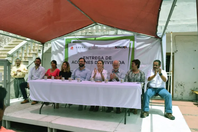 Reciben moradores apoyos