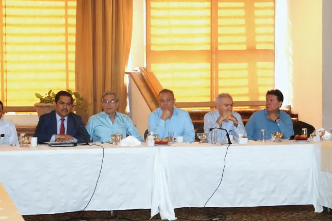 Explican situación a empresarios