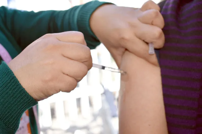 Inicia aplicación de
vacuna a menores