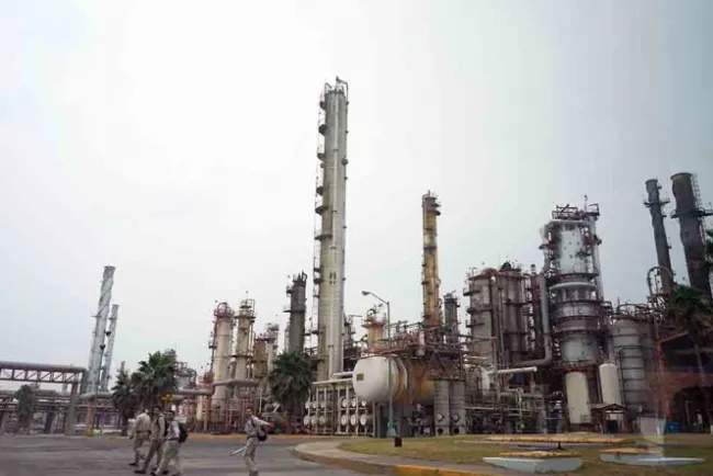 Gobierno federal alista reducción de carga fiscal de Pemex
