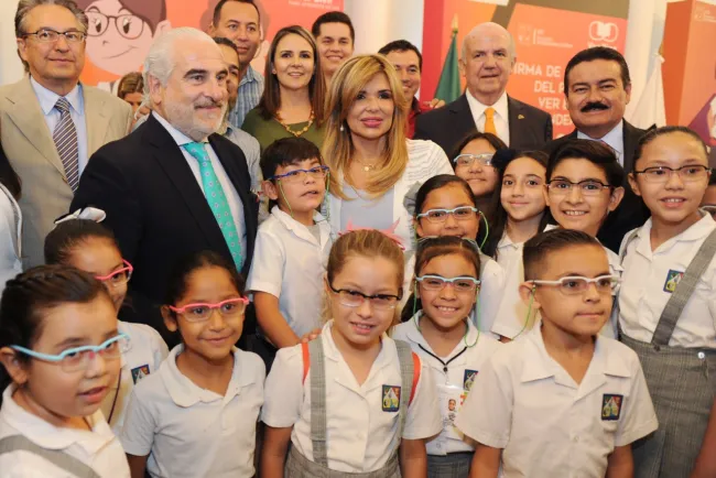 Apoyan con lentes adaptados a estudiantes con deficiencia visual