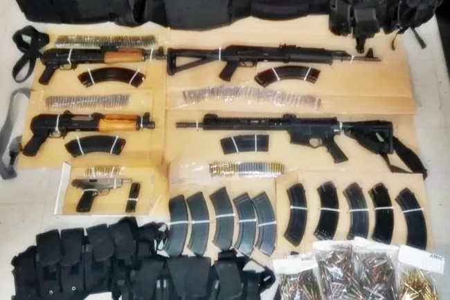 Aprehenden a cuatro personas en posesión de arsenal y un vehículo con reporte de robo