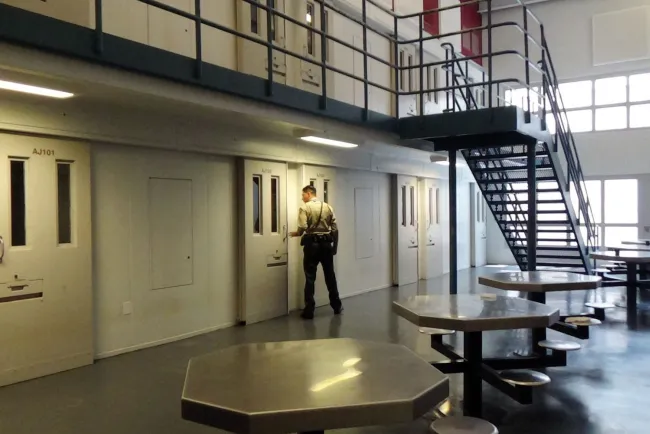 Investigan muerte de persona detenida