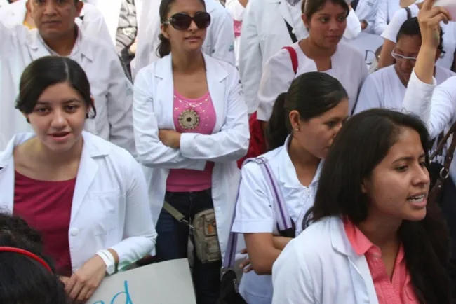 Por austeridad, reducirán becas a pasantes de medicina y enfermería