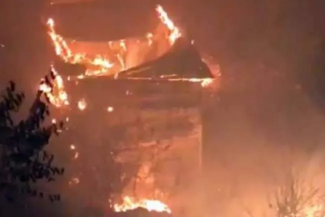 Arrasa incendio con vivienda