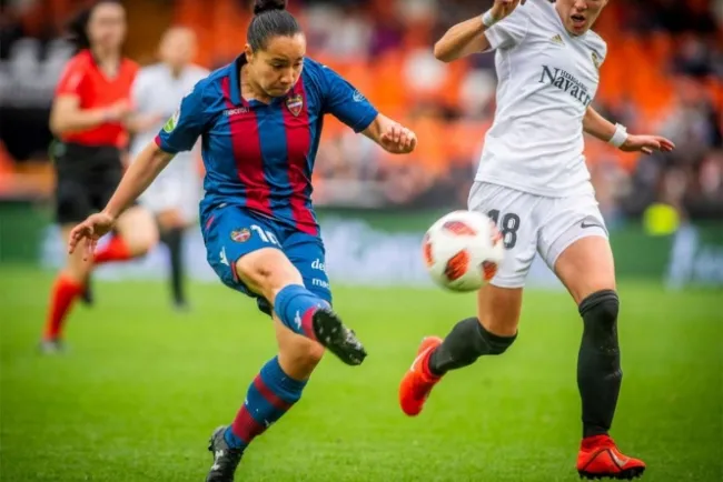 Charlyn Corral firmó el mejor gol de la temporada en España