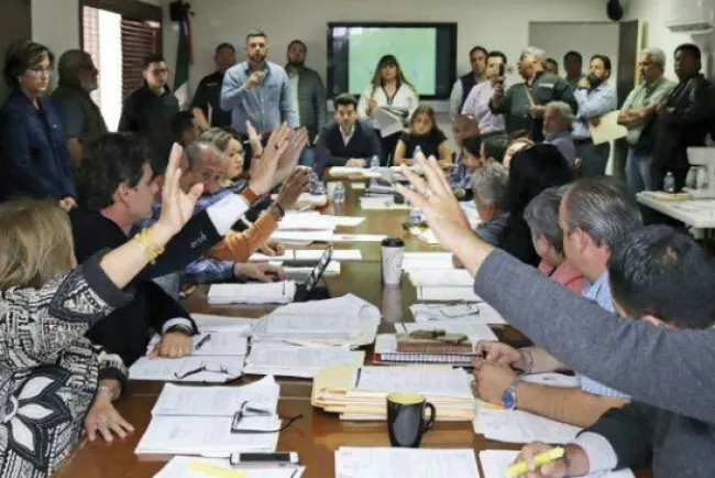 Aprueban renegociar la deuda