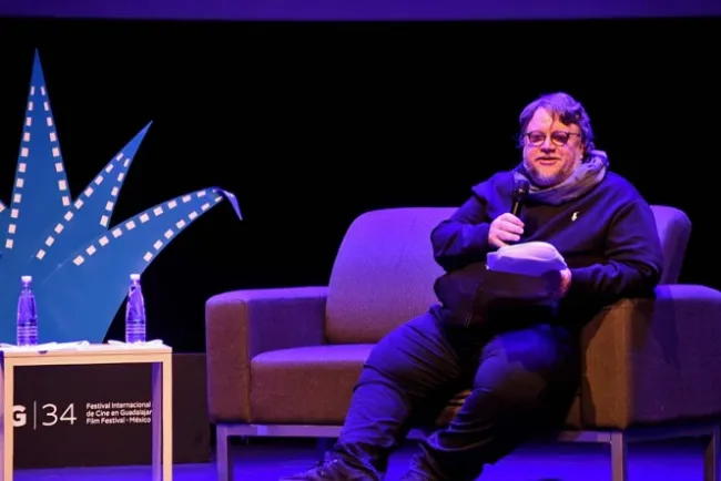 Guillermo del Toro pagará boletos de avión a equipo matemático para olimpiada