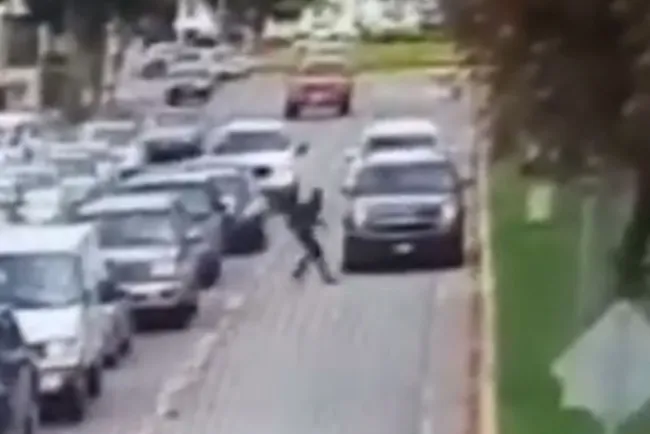 Camioneta de candidato en BC invade carril y atropella a peatón