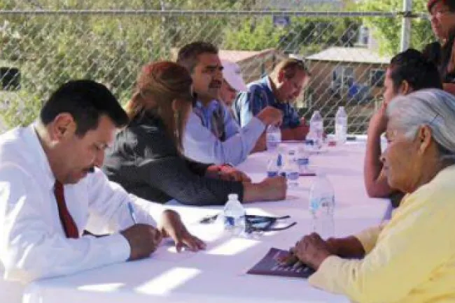 Atienden funcionarios a
vecinos de la 5 de Mayo