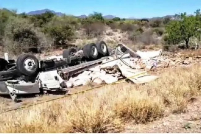 Le cae encima camión
que conducía en carretera