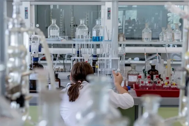 Investigan a farmacéutica por brote infeccioso en Jalisco