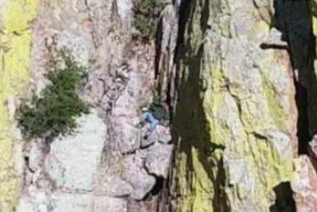 Rescatan a migrante de acantilado