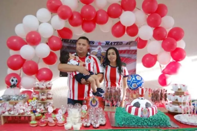 Mateo sopla una velita