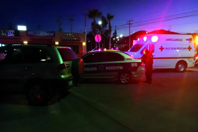 Corta mujer circulación
y provoca un accidente