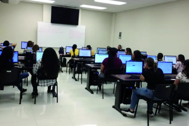 Presentan aspirantes examen