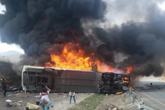 Fallan frenos de autobús y choca contra tráiler; mueren 6 (VIDEO)