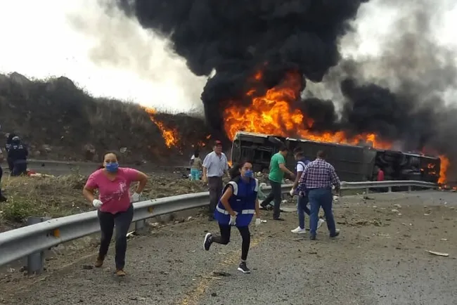Accidente carretero en Veracruz alcanzaría cifra de 21 muertos