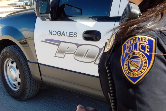 Detiene la policía a
joven escandalosa