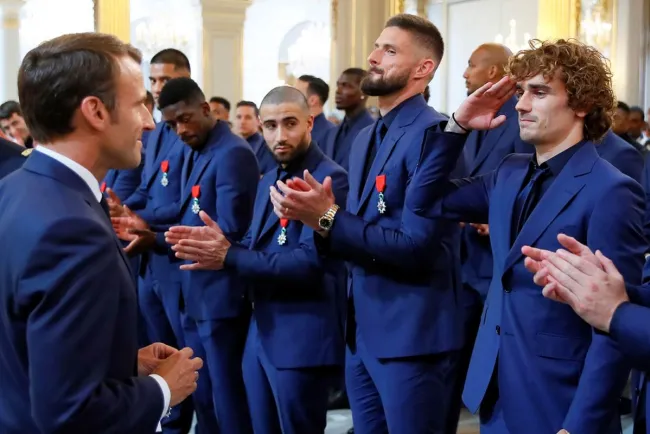 Macron condecora a selección de Francia campeona en Rusia