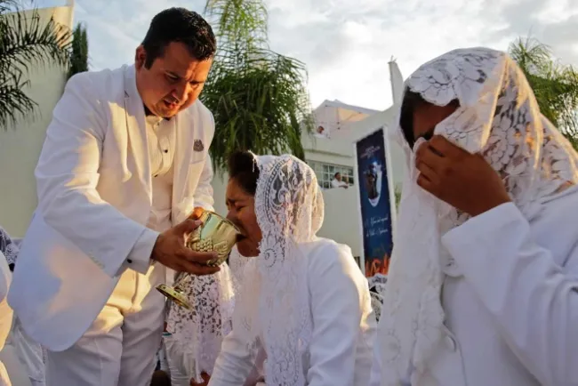 Sexo y violaciones relatan víctimas de líder de La Luz del Mundo