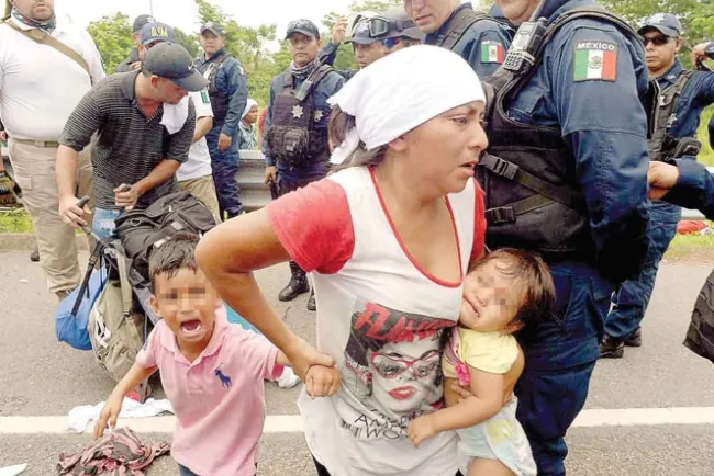 Frenan paso de caravana en Chiapas, detienen a cerca de 800 migrantes