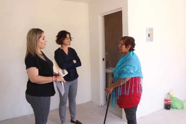 Entrega Municipio vivienda a familia