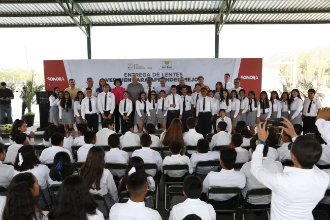 Reciben estudiantes lentes