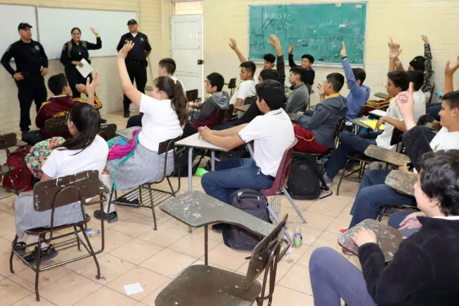 Previenen a estudiantes sobre delitos
