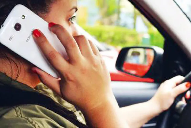 Multan a conductores por el uso de celular