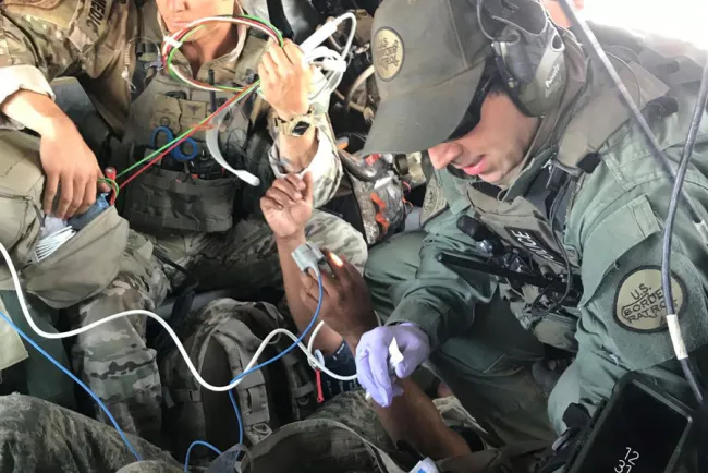 Rescatan a dos migrantes en Arizona