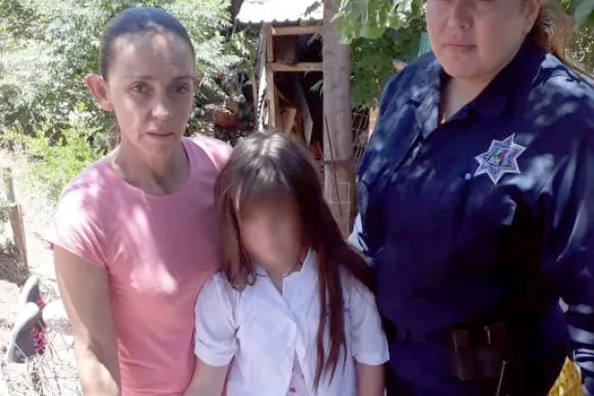 Regresan agentes a niña a su hogar