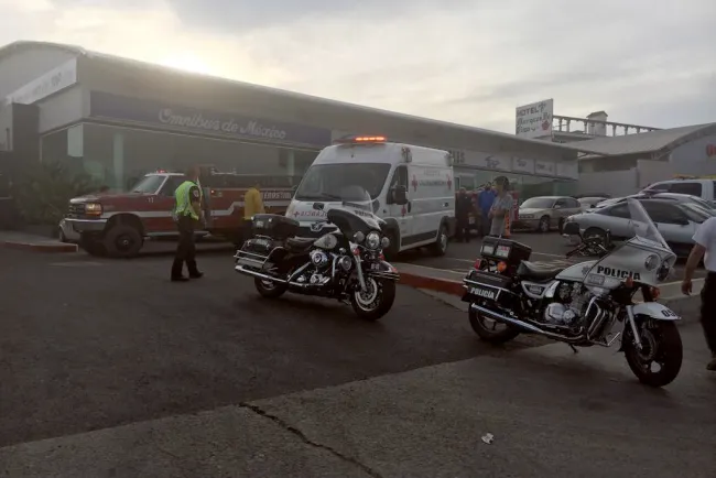 Rescatan agentes y bomberos a joven