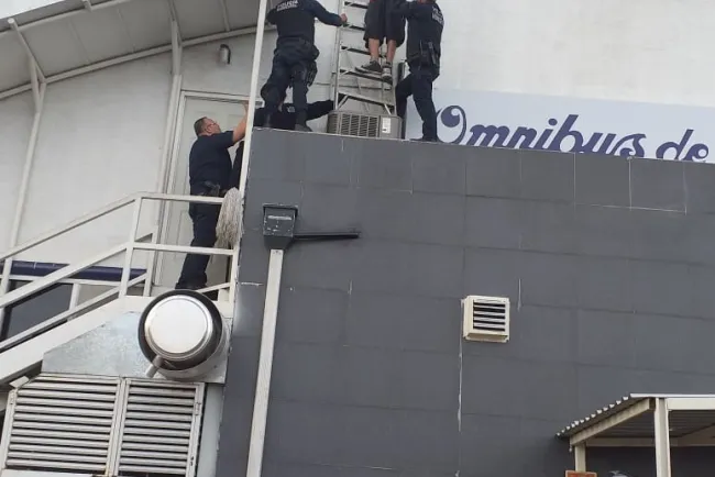 Persuaden policías a joven
para que no se suicidara