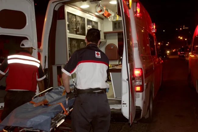 Agrede a golpes a familiar