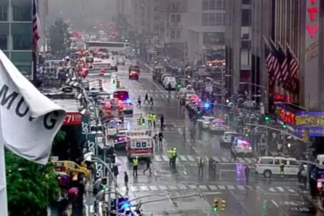 Helicóptero choca contra edificio en NY; fue accidente