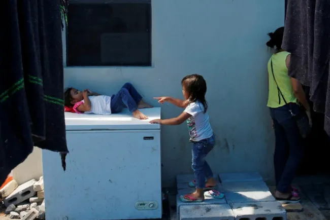 EU cambia normas para que niños migrantes sean liberados más rápido