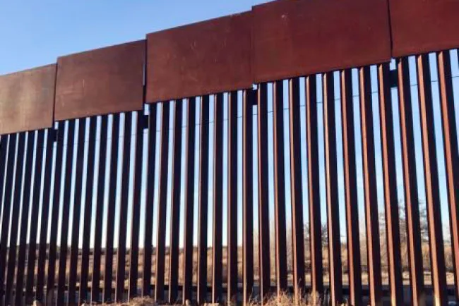 Cae mujer del muro metálico