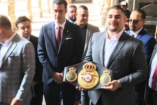 Andy Ruiz visita a López Obrador en Palacio Nacional