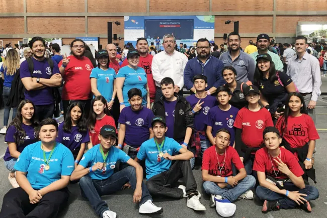 Felicita SEC a alumnos
de escuela secundaria