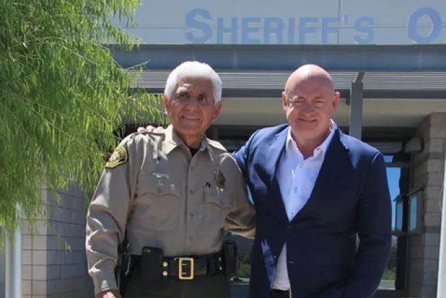 Aspira Mark Kelly a la Senaduría