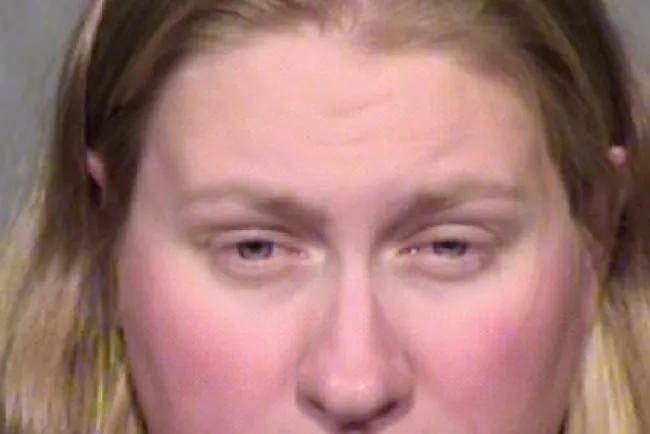 Condenan a una mujer por relación sexual con menor