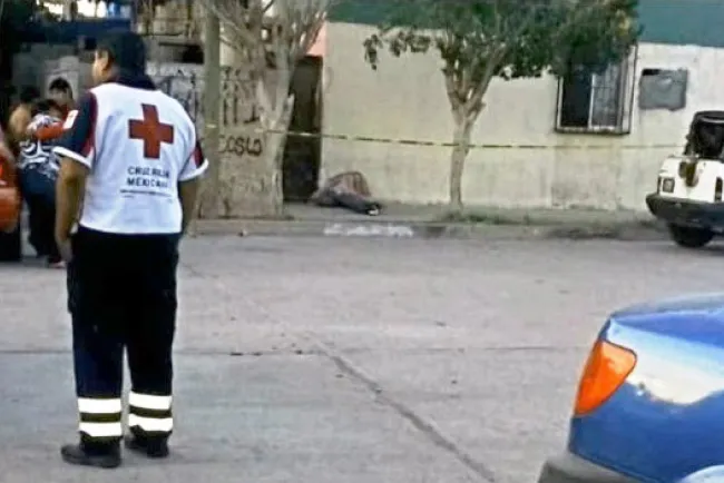 Ejecutan a joven cuando caminaba