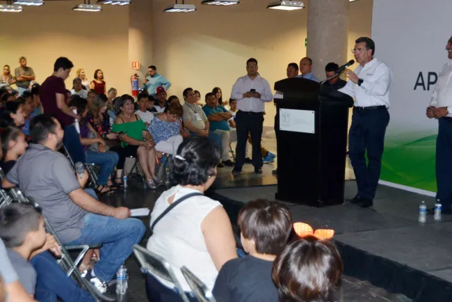 Entregan más de mil becas educativas