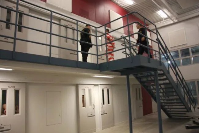 Reducirán detenidos federales